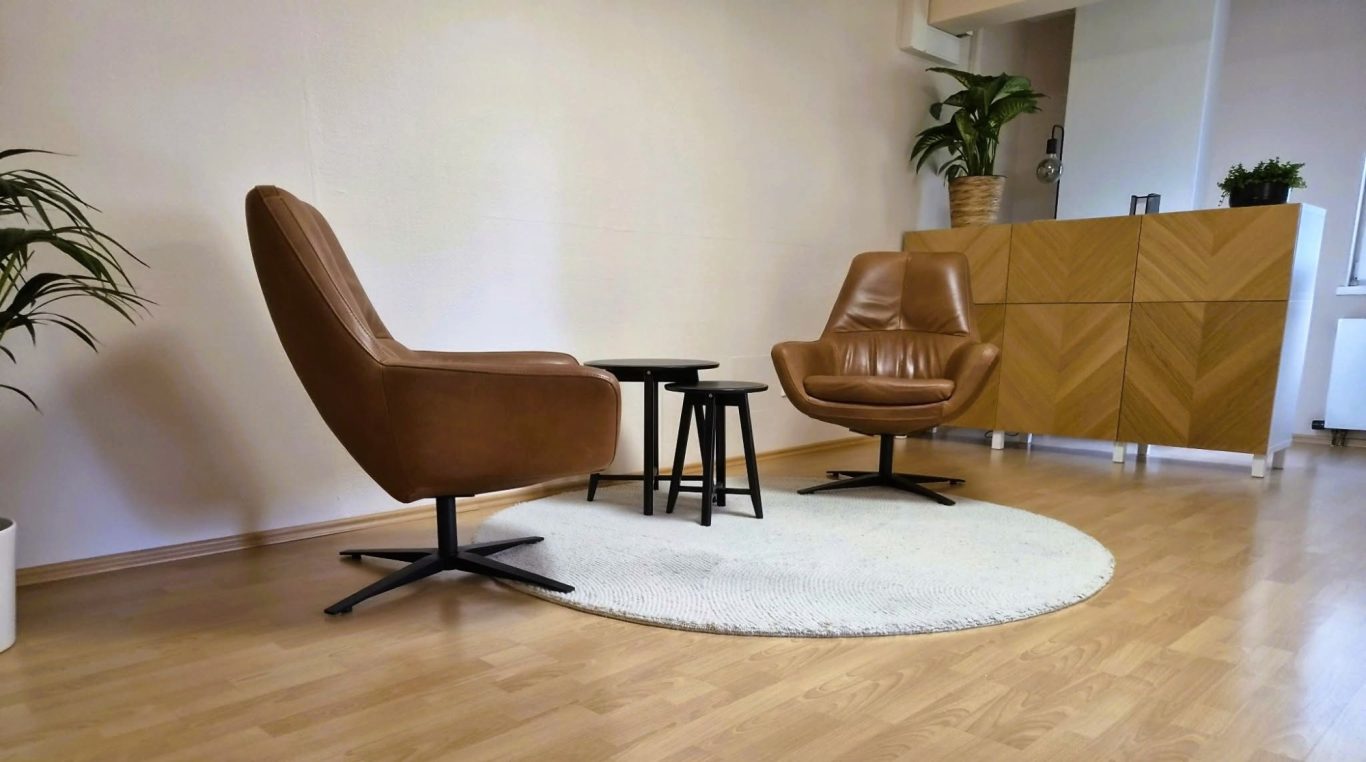 Psychotherapieraum Gemütlicher Sitzbereich für Psychotherapie bei M.Sc. Psych. Uwe Lutchen.